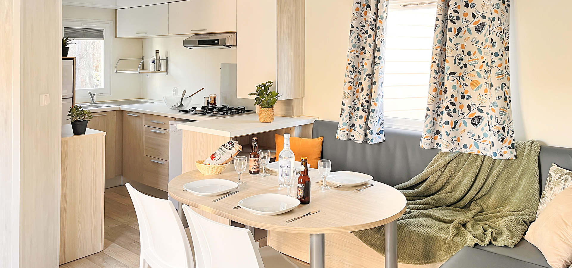 Camping porto vecchio bungalow MH4CH tribu cuisine table a manger